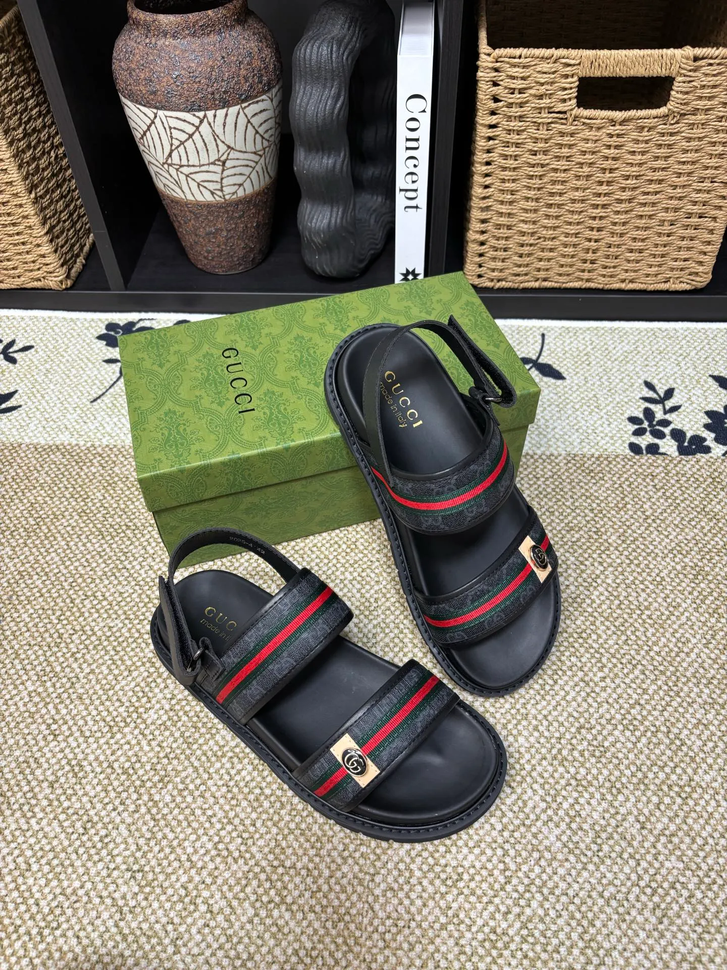 Factory 💰 300 yuan Gucci slippers] high-end men's shoes brand official website 1:1 latest masterpiece: original mold customization, the fabric is made of imported original materials, upgraded outsole, lighter and non-slip. The market's top quality, simple yet tasteful, a must-have for fashionistas, fashionable at your feet, full of confidence, the same style at the counter 👍The season of summer slippers is here. Code: 38-45 (45 customized)